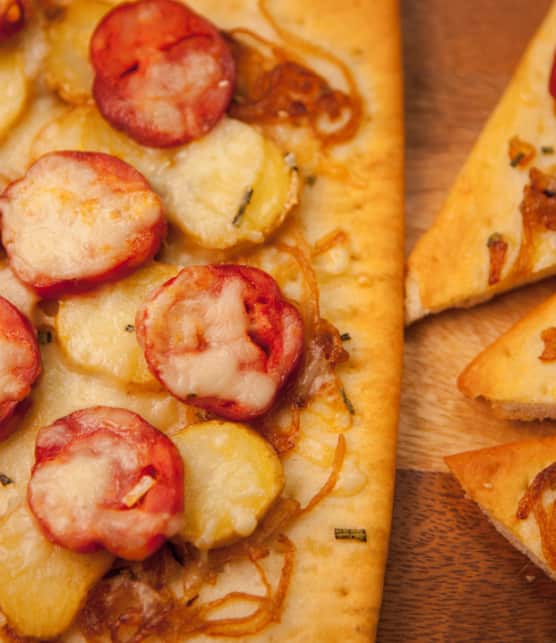 pizzas miniatures au chorizo, aux pommes de terre et au romarin