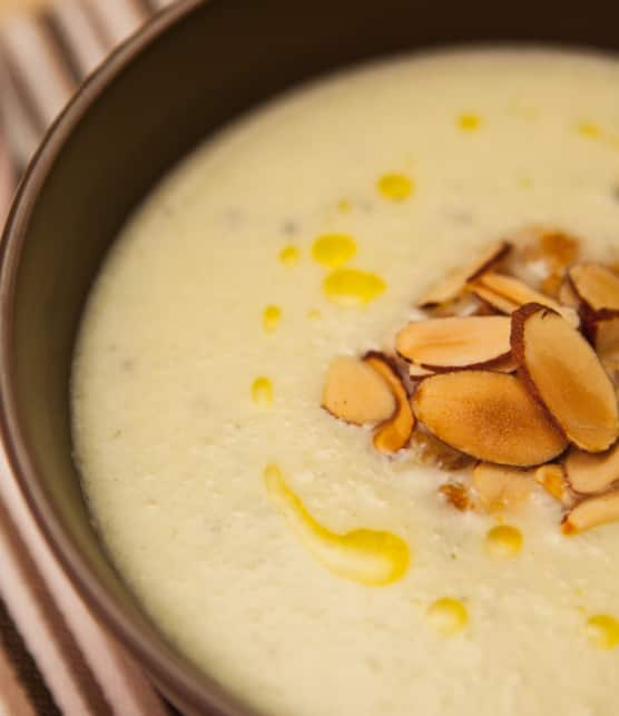 gaspacho aux amandes, aux pommes et au romarin