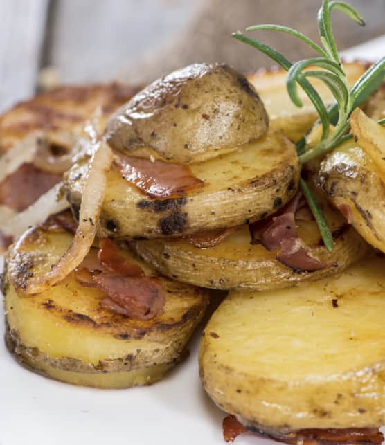 pommes de terre rôties aux oignons, au romarin et à la pancetta