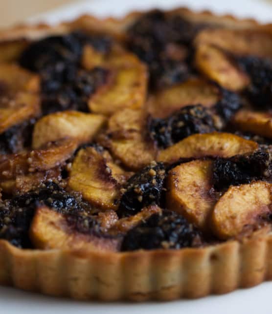 tarte aux pruneaux, aux pêches et au thé Earl Grey