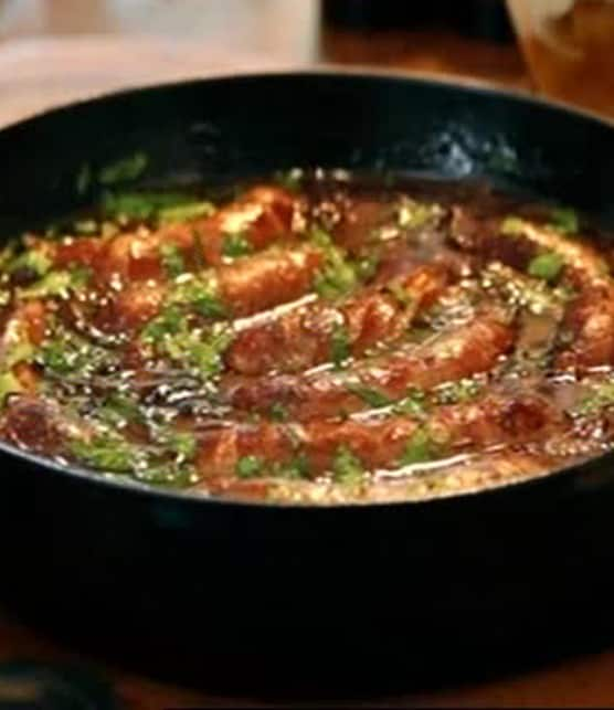 pot-au feu de saucisses et d'oignons caramélisés