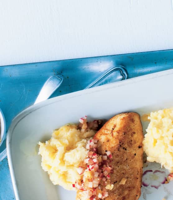 suprêmes de poulet, purée de panais, brunoise de radis et de raisins rouges