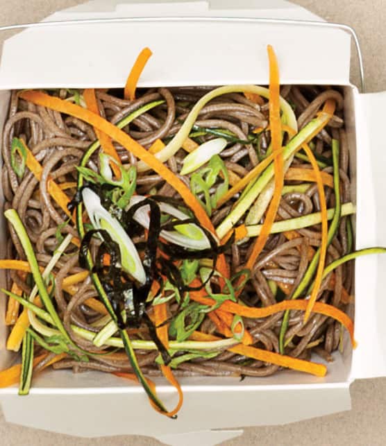 salade de pâtes soba, carottes et courgette