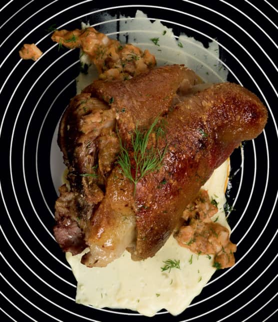jarret de porc confit croustillant, aligot à la moutarde et moelle de boeuf