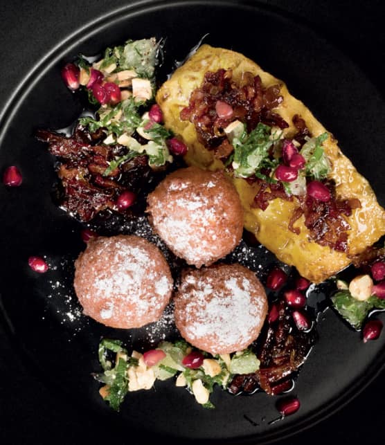 beignets à la ricotta, ananas rôti, vinaigrette tiède au bacon, lime, cajou, menthe et pomme grenade