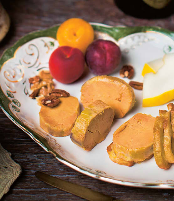 foie gras de canard cuit au torchon dans un vin épicé