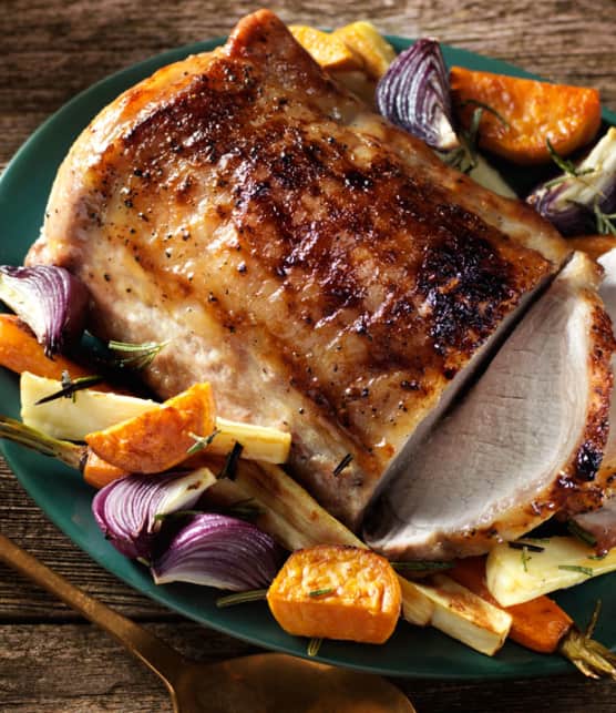 porc glacé à l'érable avec légumes-racines rôtis