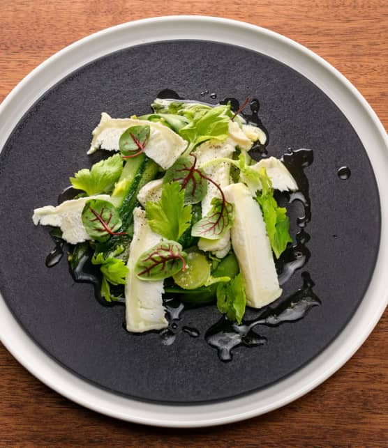 salade de fromage de chèvre, concombre, raisins verts et feuilles de céleri