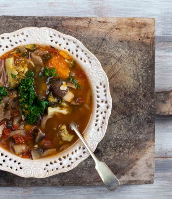 soupe réconfortante au chou frisé et aux lentilles