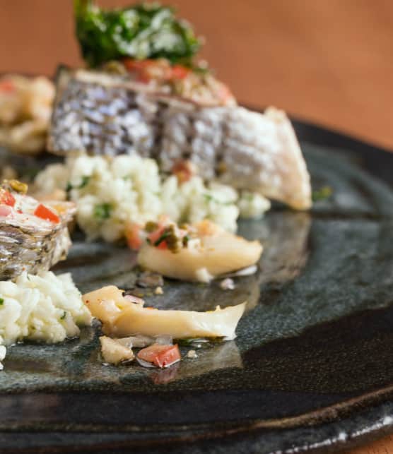 darne de bar rayé sauvage et vinaigrette aux bourgots de la Côte-Nord et boutons de marguerites