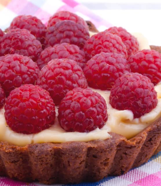 tartelette crémeuse aux bleuets, crème chiboust et framboises