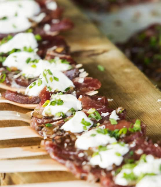 gravlax de boeuf à la truffe, crème fraîche et raifort