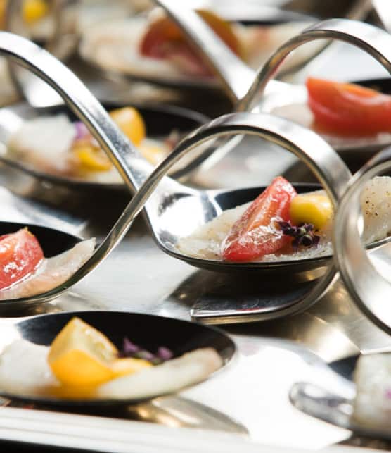 bouillon de coco et sapin, carpaccio de cobia, glaçon d’eucalyptus et fleur d’oranger