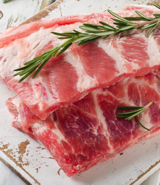 travers de porc grillés et laqués au cassis