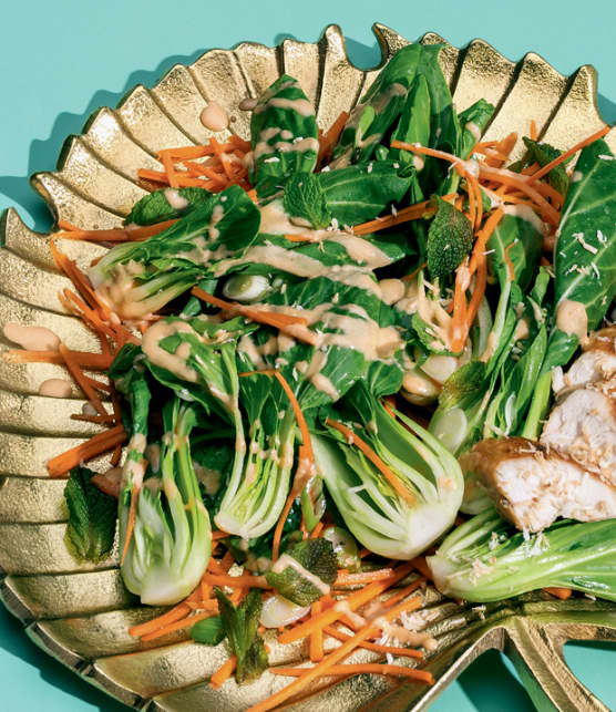 salade de bok choy, poulet et noix de coco grillée