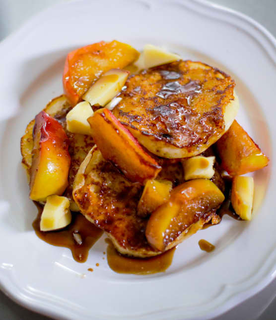 mini crêpes, fromage fumé, pommes et sirop d'érable à la bière noire