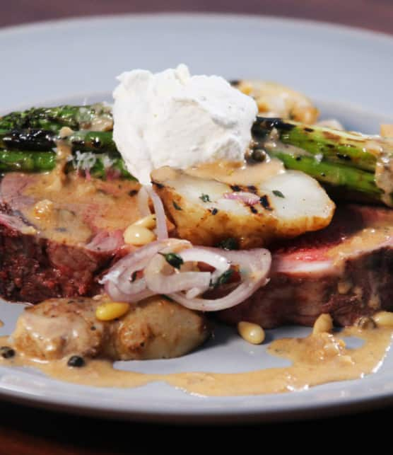 rôti de côte de boeuf, crème de raifort, asperges grillées au parmesan et topinambours rôtis