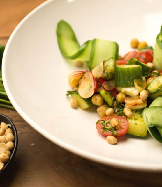 salade de légumes frais et vinaigrette marocaine