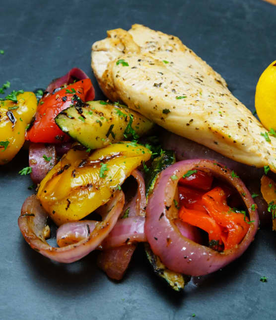 poitrine de poulet au yogourt, salade tiède de légumes grillés