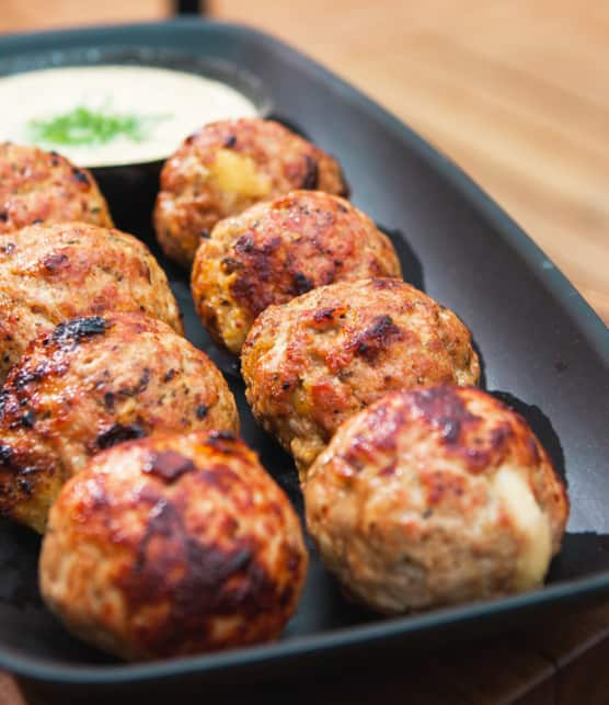 boulettes de veau et porc sur le BBQ avec aïoli à la moutarde