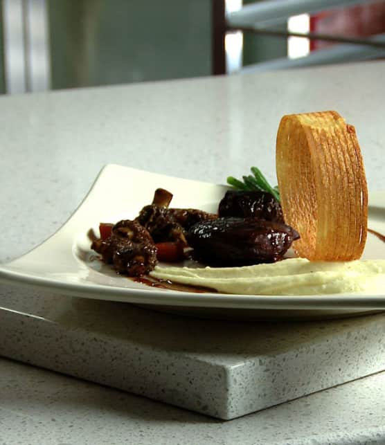 joue de veau de lait braisée au vin rouge et boudin rôti