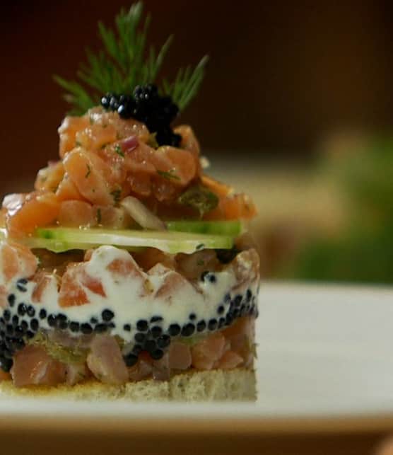 cylindre de saumon et de caviar