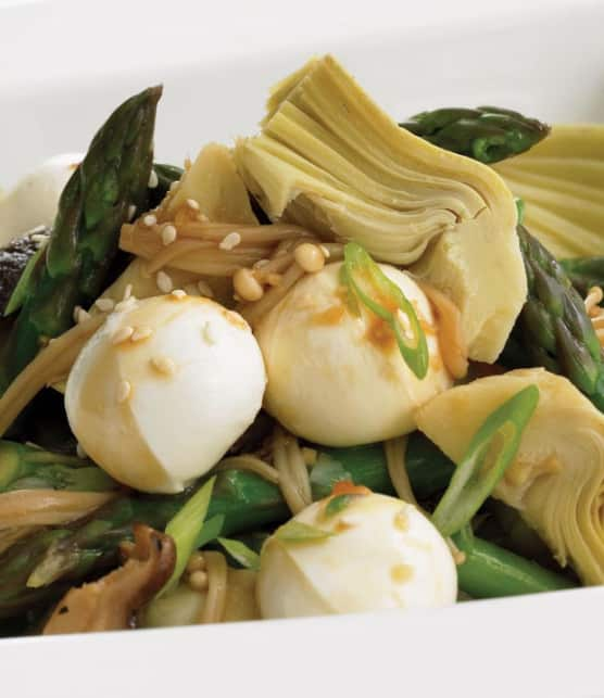 salade de champignons asiatiques, d'artichauts et d'asperges