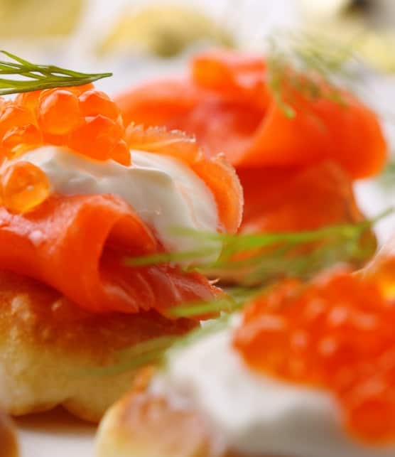 canapés de truite fumée aux pommes et au caviar de saumon