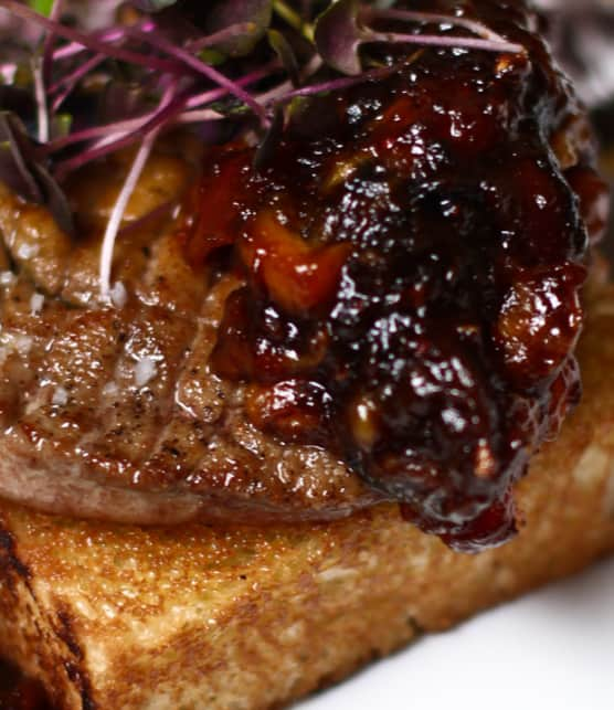 caramel de banane à l'espelette sur son foie gras poêlé