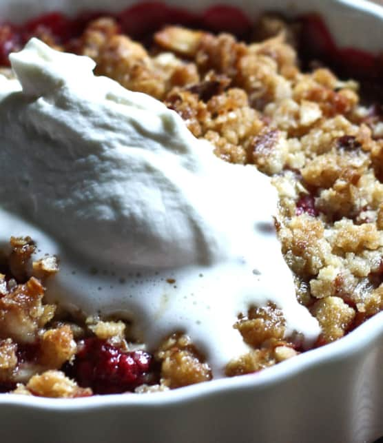 crumble aux framboises et crème chantilly