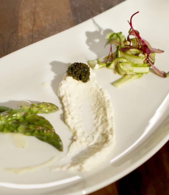 asperges vertes au beurre citron et crème fouettée d'asperges blanches au caviar de l'Abitibi