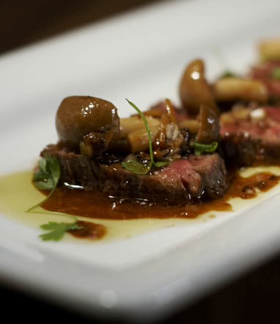 calotte de boeuf parfumée aux golden enokis et à la miette de truffe