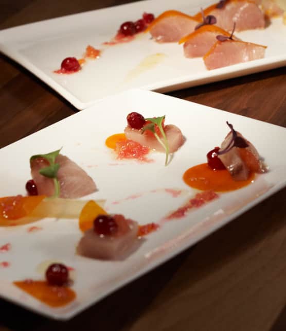 sashimi de thon à queue jaune, marinade aux canneberges et carpaccio de courge musquée