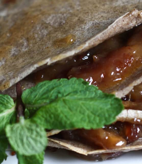 étagé de galettes de sarrasin et de compotée de dattes