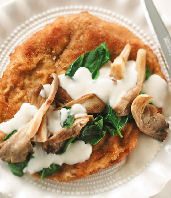 escalopes de veau au parmesan, poêlée de champignons aux épinards et à la crème