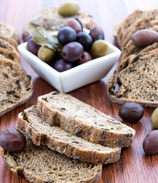 pain aux olives, chèvre, basilic et pignons