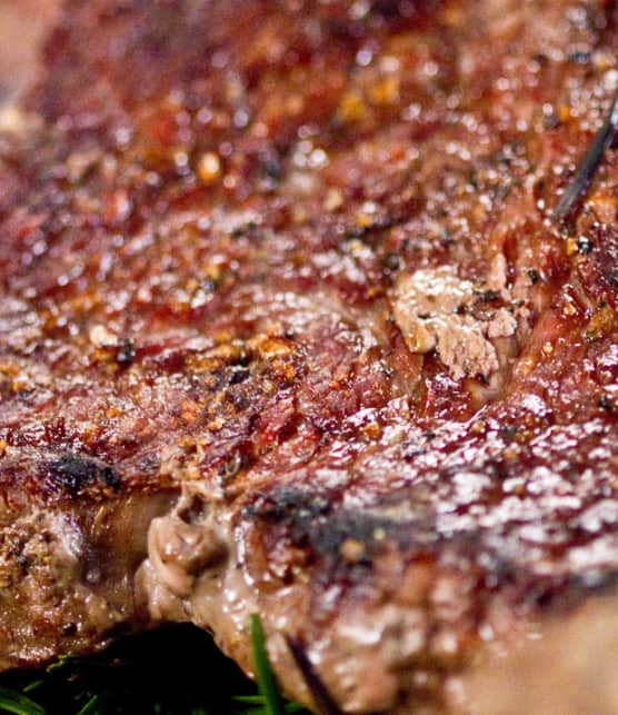 steak grillé sur branches de sapin