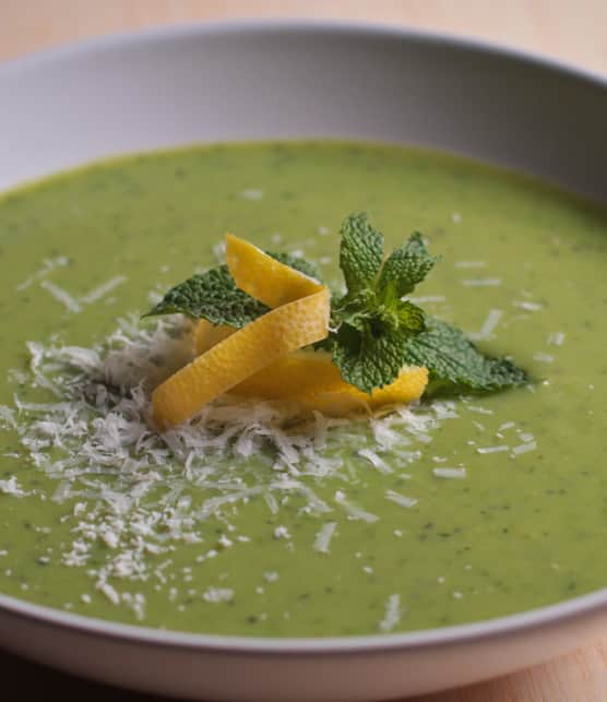 soupe froide aux petits pois et à la menthe