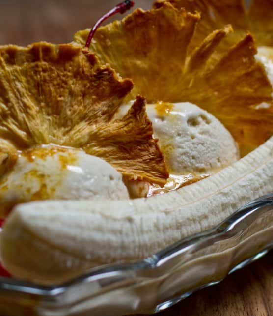 coupe glacée à la banane et aux chips d’ananas