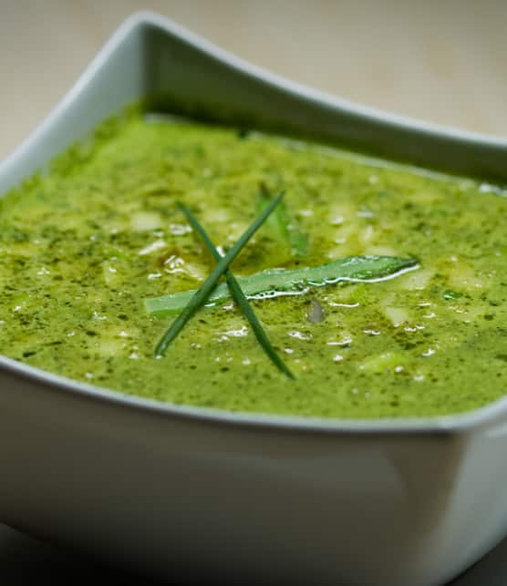 soupe de cresson et sa garniture d'asperges aux pommes