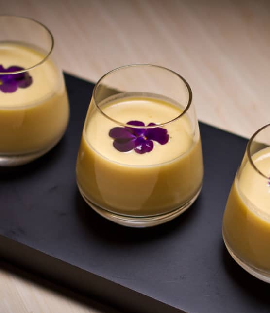 panna cotta au chocolat blanc, à la mangue et aux fleurs de violette