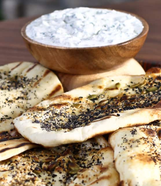 pain naan croustillant aux graines de citrouille, de pavot et de nigelle