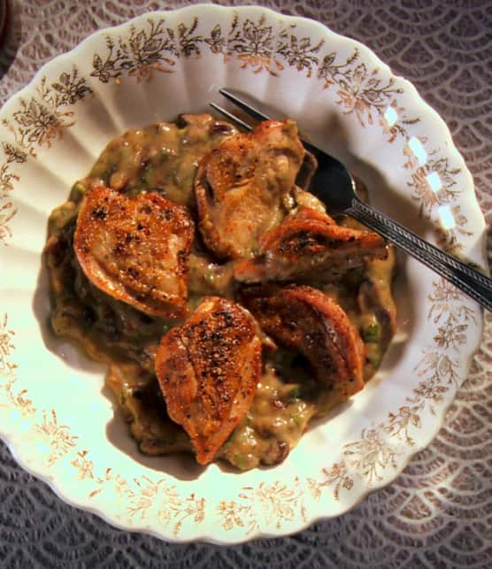 suprême de caille, purée d'aubergine et raisins de Corinthe