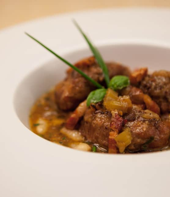 joues de porc braisées au vin blanc et aux lardons