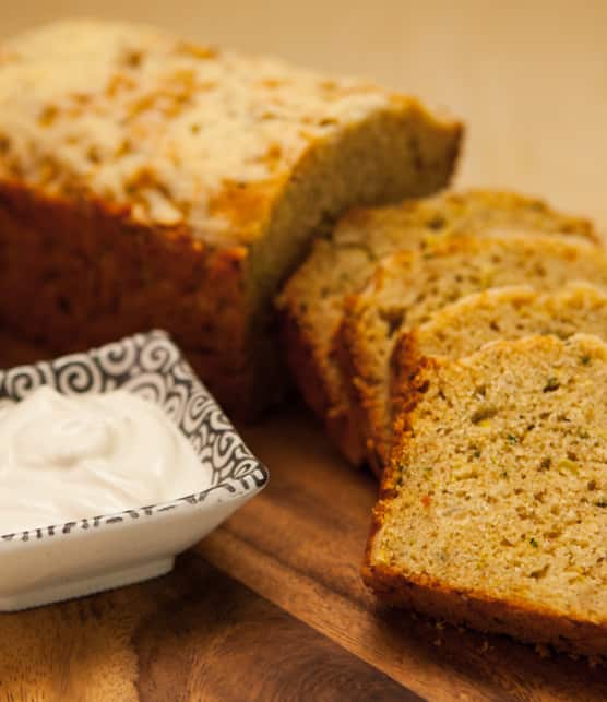 gâteau à la semoule de blé au basilic et aux pêches