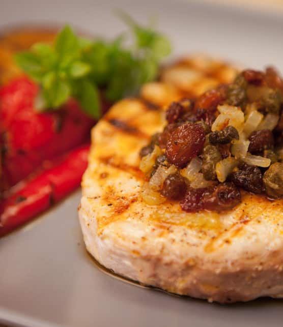 espadon grillé en croûte de raisins sultana et de câpres frites