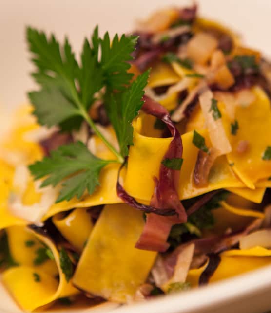 pappardelle au radicchio, au fromage bleu et aux poires caramélisées