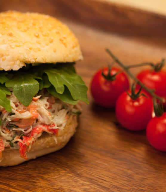 sandwich à la chair de crabe et sa mayonnaise à l’avocat