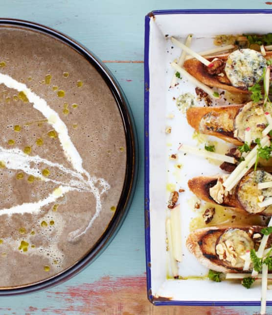 soupe aux champignons, croûtons au stilton, pommes et noix