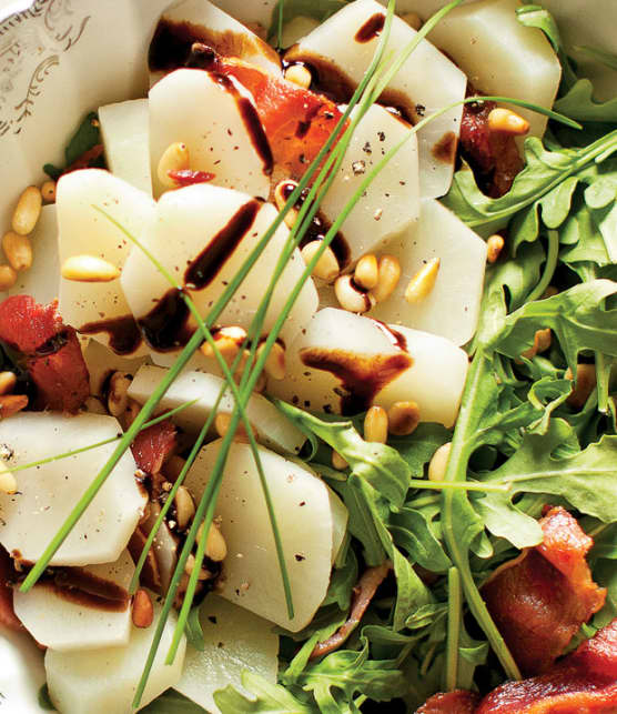 salade de topinambours et de pignons grillés, sur lit de roquette